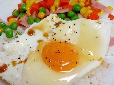 簡単！(^^)目玉焼き＆ミックスベジタブルの丼♪